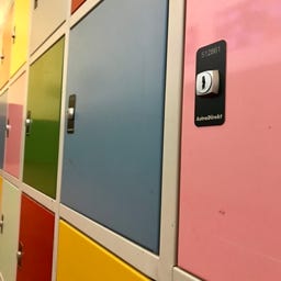Fleißiges Kleines Mädchen, Das Auf Papier Im Hellen Wohnzimmer Zu Hause Zeichnet