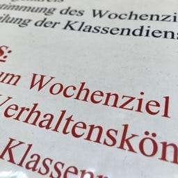 Fleißiges Kleines Mädchen, Das Auf Papier Im Hellen Wohnzimmer Zu Hause Zeichnet